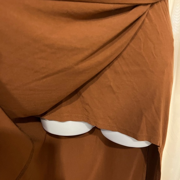 ASTR THE LABEL WESTWOOD LONG SLEEVE SIDE CUTOUT MIDI DRESS IN BROWN SIZE SMALL. - Picture 9 of 10